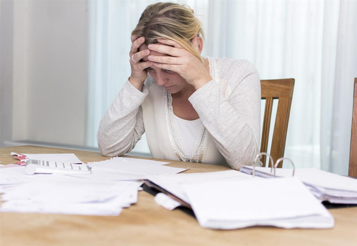 Your essential guide to student property check-outs: manage inventory reports, secure deposit returns, document damages fairly, and ensure legal compliance for stress-free transitions.